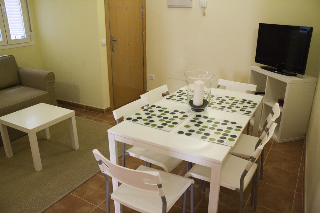 Apartamentos El Puente Madrid Ruang foto